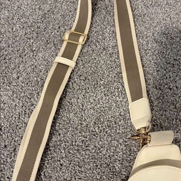 Universal Thread Crossbody Bag - Picture 3 of 7